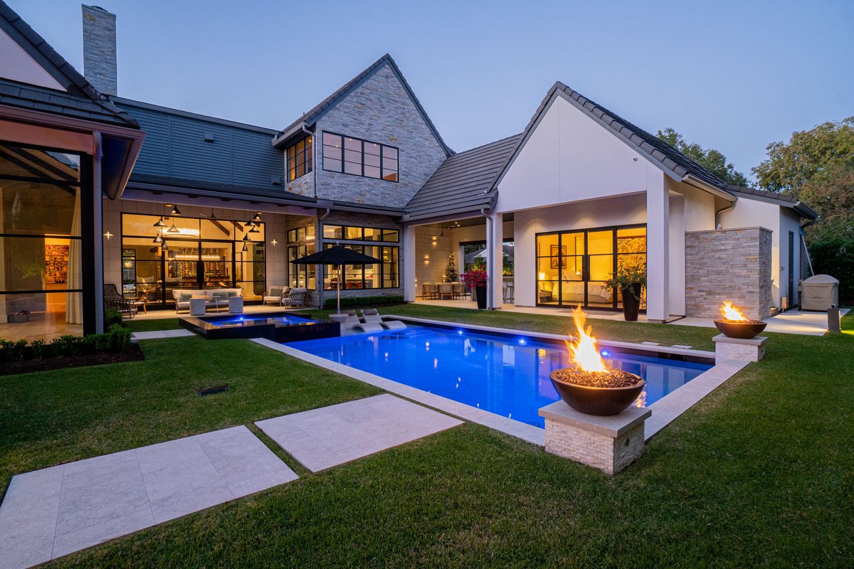 PlatinumPools's tweet image. From sleek and modern to rustic and natural, we design pools to fit your lifestyle and personal style. 🌟 Let us create a pool that reflects your unique taste.

#PoolLife #BackyardGoals #PoolFun #SummerVibes #TexasLiving #Houston #Beaumont