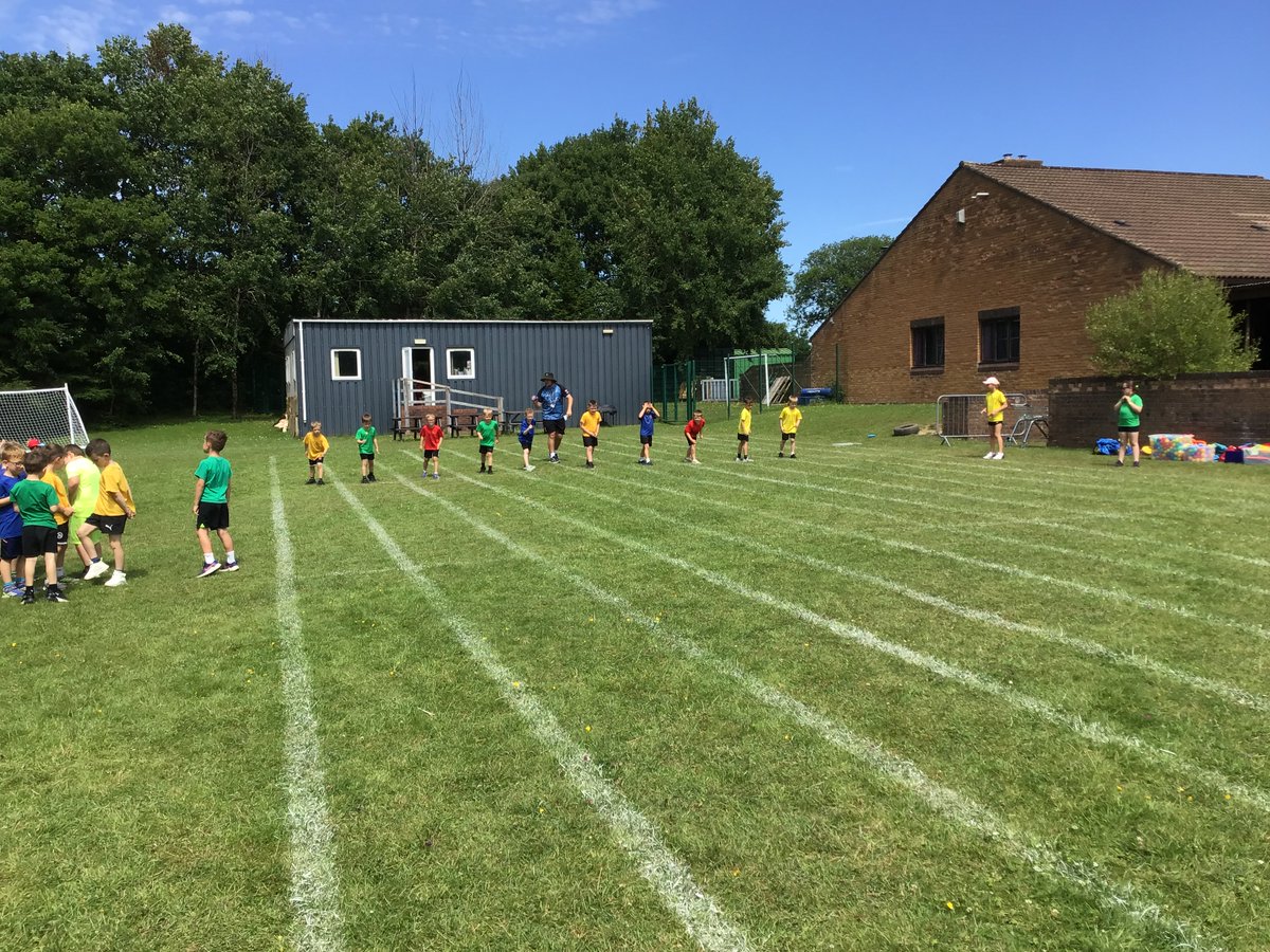 Diwrnod arbennig yn y mabolgampau heddiw!👏🏻 🥇🥈🥉👏🏻mwy o lluniau o flwyddyn 2 ar wefan yr ysgol!
A fantastic day in the school sports today!👏🏻🥇🥈🥉👏🏻 more pictures of year 2 on school website