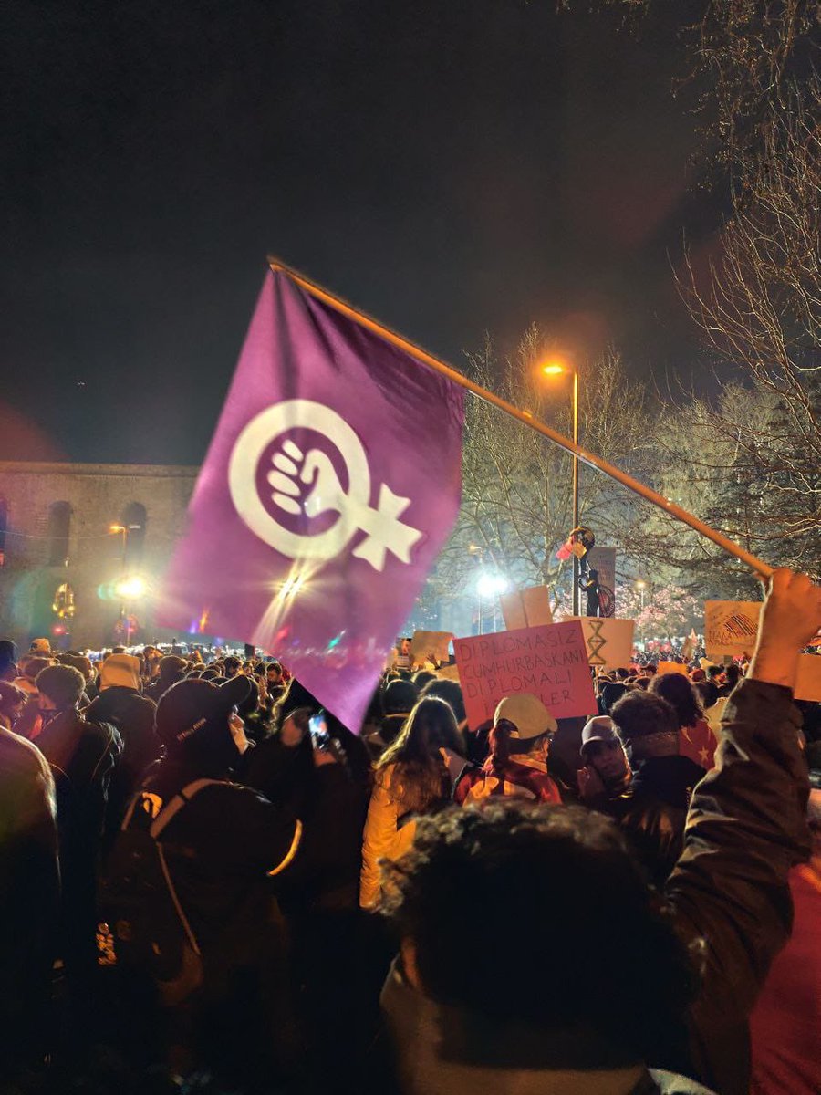 19 Mart sürecinde Saraçhane'de başlayan direnişte feministler olarak yer almıştık. Direnişin 100. gününde de yine mor bayraklarımızla Saraçhane'de olacağız. 

Yarın saat 19.30'da Vezneciler metroda buluşalım, mor bayrakların altında feminist mücadelemizi birlikte büyütelim!