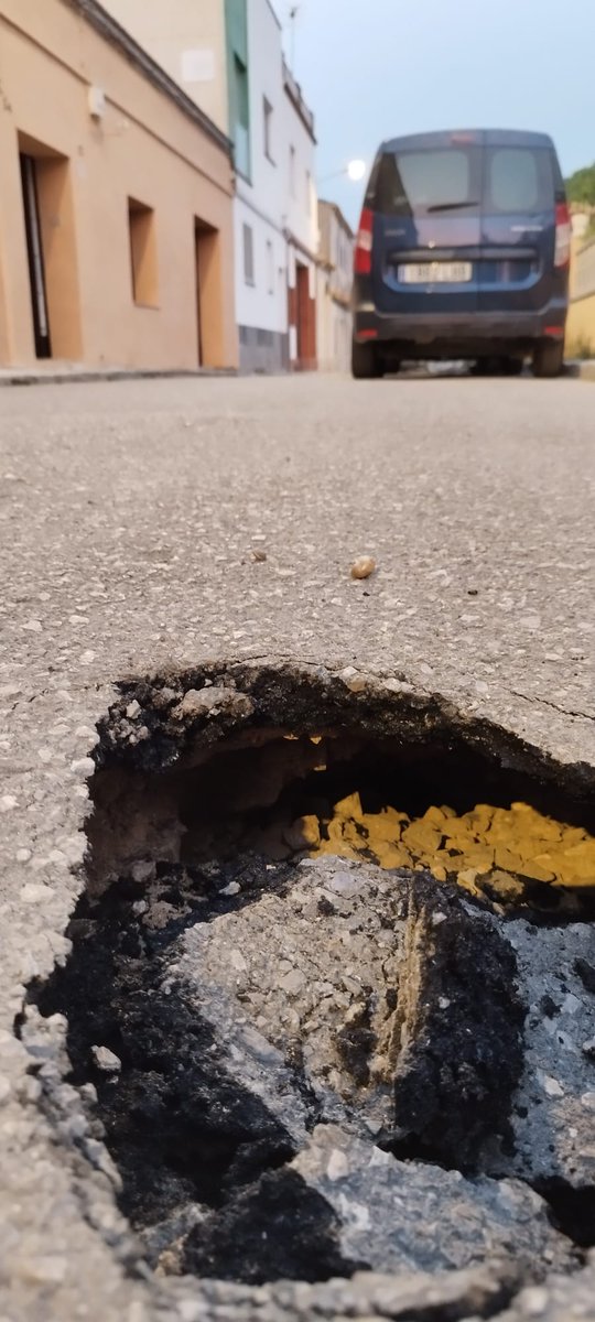 JGumes's tweet photo. L'abandonament del barri Pere Pau per part de l'@AjVilafranca és notable. 
El paviment s'enfonsa de mica en mica. 
Quan s'inverteix poc en una zona passa això.
El carrer prediu el que passarà amb el futur de Vilafranca.
 
@AjOlerdola @elcargolpenedes @LaFuraCoop @ACN https://t.co/uv4ZLXuHmz