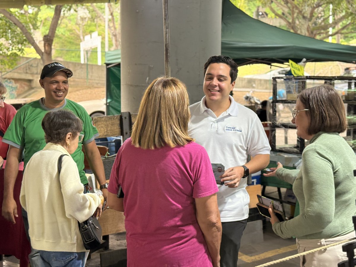 diegopadronb's tweet image. Iniciamos la semana visitando el mercado de Prados del Este, escuchando a los vecinos y compartiendo sus preocupaciones e ideas.
Cuidar nuestra casa comienza por valorar estos espacios que nos unen. Baruta se defiende escuchando y estando cerca.