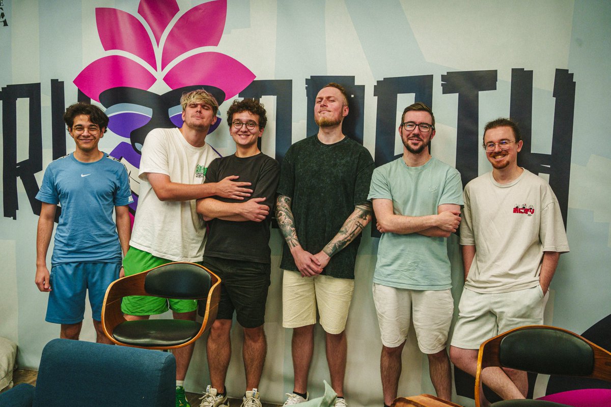 Clap de fin pour la Solary Party 2025, bien rentré

Très heureux de ma première participation, l'orga était pixel et quel banger de pouvoir rencontrer les streamers/joueurs en IRL

Merci à toutes les équipes Solary et gros respect à mon équipe pour la run top 2, Narkuss voleur...