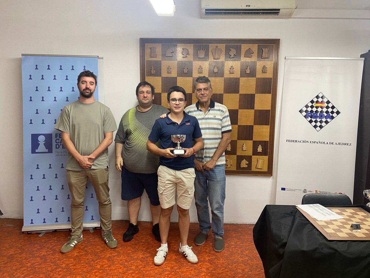 echaguen's tweet image. Javier Habans ganó el torneo principal en el club Barcelona. Quedo a solo 1/2 punto de la norma de GM. Tres jugadores españoles lograron norma, de MI Alex Villa y Cesar Alcalá. Gal.la García Castany logró norma de WIM.Enhorabuena a todos! ⁦@AjedrezEspanola⁩