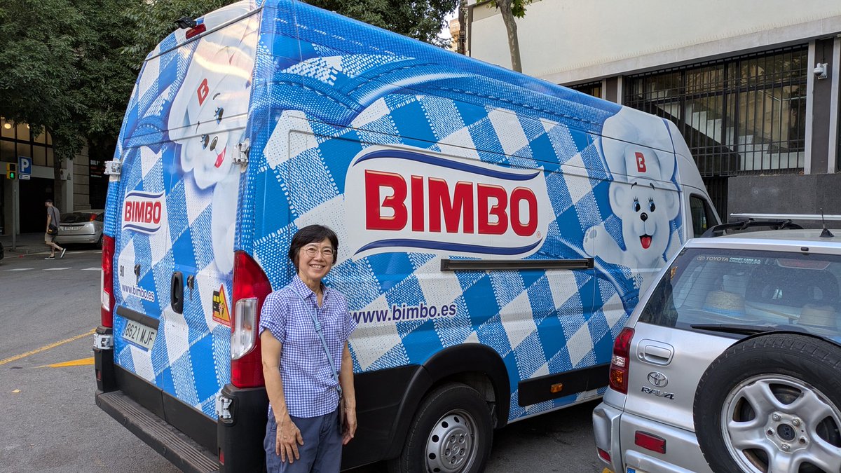 Office_Hill's tweet photo. アキモトさんの着てたシャツとそっくりなバンを発見！思わずパシャリ📸
ちなみに「BIMBO」はスペイン最大手のパン屋さんなんです🥖 https://t.co/Ezx7MOAo4M