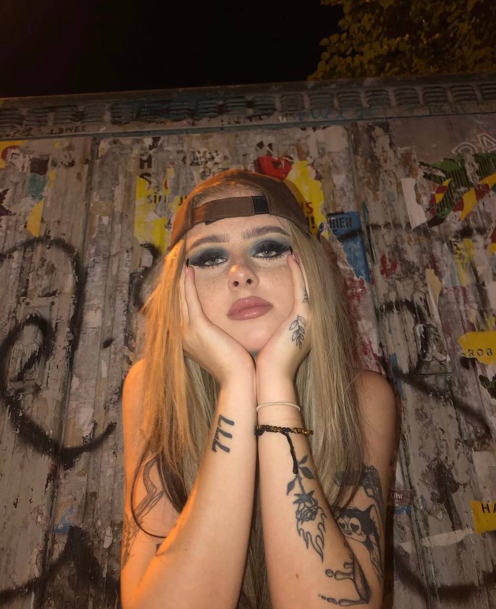 click the link in my bio to make a 18yo girl happy :)