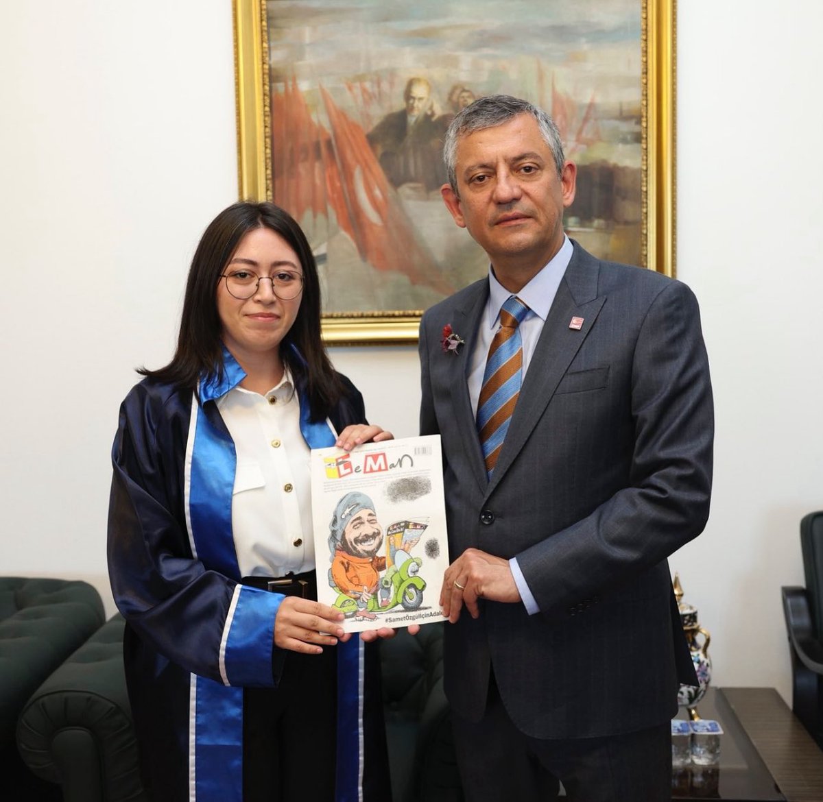 Daha birkaç gün önce, Özgür Özel’in elinde Peygamber Efendimiz’e (s.a.v.) hakaret eden Leman dergisi vardı.
Bu görüntü her şeyi açık etmiyor mu?
Kim kimden besleniyor, kim kimin yanında artık net değil mi?