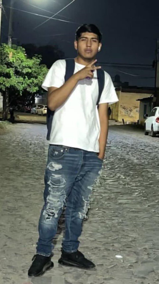elsamarthagtz (@elsamarthagtz) on Twitter photo #Jalisco
Localizan al estudiante de la <a href="/udg_oficial/">Universidad de Guadalajara</a> Miguel Alejandro Medina del Castillo.
*
Ahora falta que aparezcan con vida los alumnos Edgar Axel y Jesús Bryan, desaparecidos durante esa semana que fue visto por última vez Miguel Alejandro. 👇 #Jalisco
Localizan al estudiante de la <a href="/udg_oficial/">Universidad de Guadalajara</a> Miguel Alejandro Medina del Castillo.
*
Ahora falta que aparezcan con vida los alumnos Edgar Axel y Jesús Bryan, desaparecidos durante esa semana que fue visto por última vez Miguel Alejandro. 👇