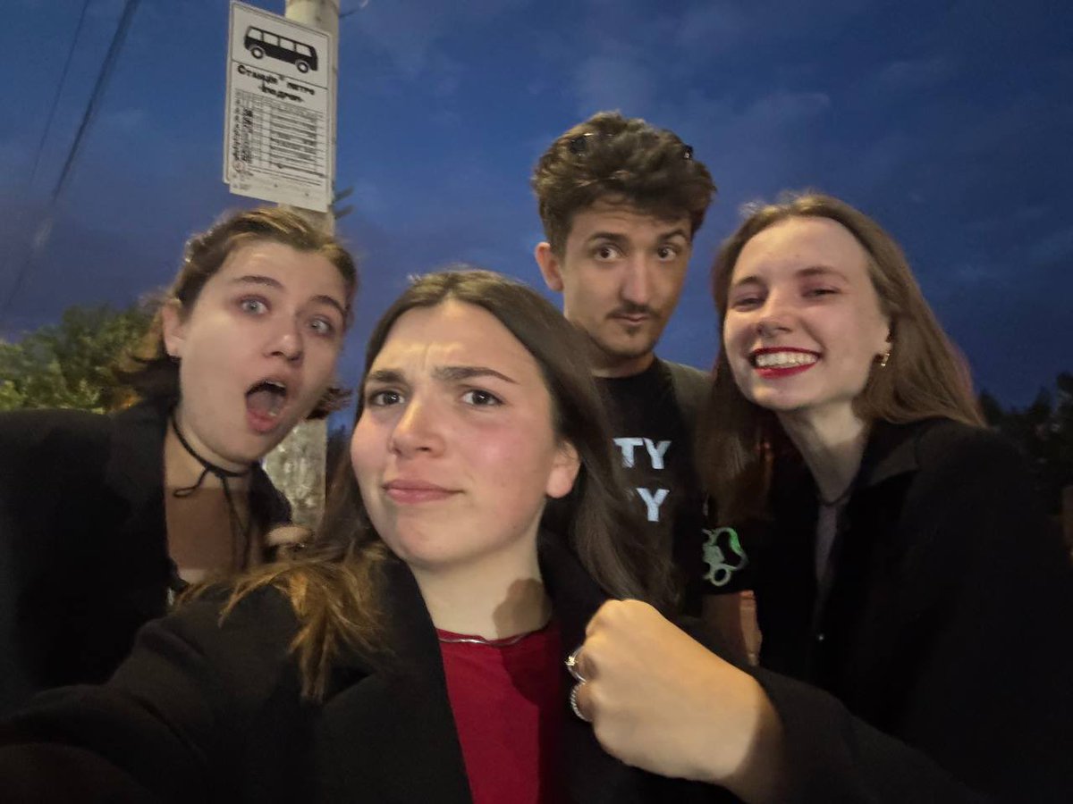 героїв треба знати в лице!!

в мене тупо найкращі друзі всесвіту, бо з моменту як я написала шо мене наїбали і до моменту як ми забрали гроші всіма схемами пройшло ПІВТОРИ БЛЯТЬ ДОБИ. 

ТУПО ДЯКУЮ БОГУ ЗА НИХ

головні герої: <a href="/spiritualalina/">торт доміно</a> <a href="/marhinessa/">магістерська груша 🇺🇦</a> <a href="/stesishere/">Стес?</a>