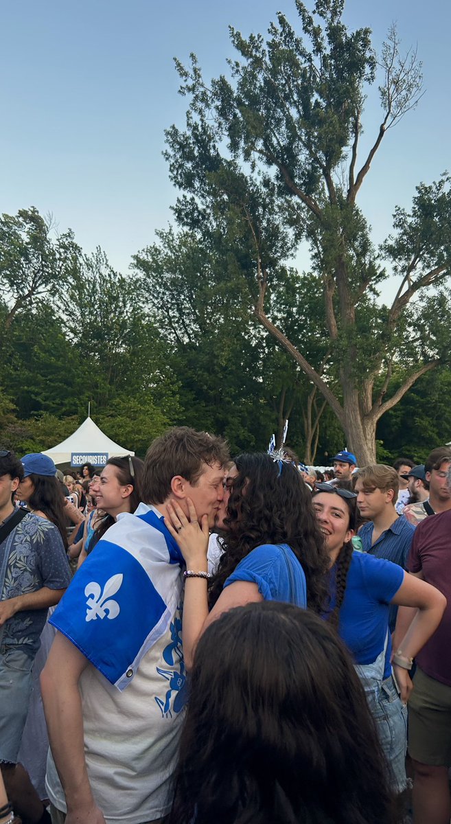 RoseLessard5's tweet image. Il a dit OUl.💍
Au OUI Québec, Oui au pays et Oui à l'amour.⚜️
Après s'être rencontrés à la marche des Patriotes, et s'être embrassés pour la première fois à la Saint-Jean, on vient de compléter le tour du chapeau indépendantiste. 💙