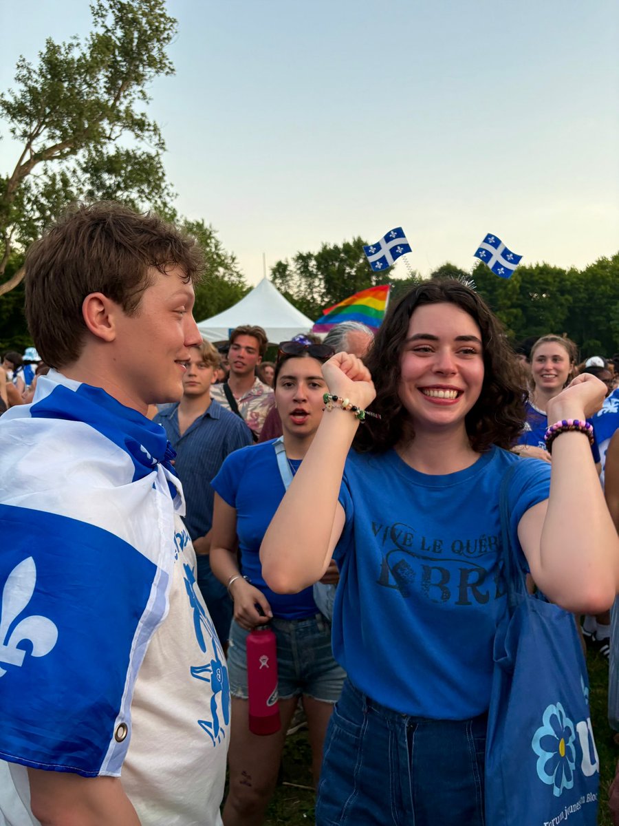 RoseLessard5's tweet image. Il a dit OUl.💍
Au OUI Québec, Oui au pays et Oui à l'amour.⚜️
Après s'être rencontrés à la marche des Patriotes, et s'être embrassés pour la première fois à la Saint-Jean, on vient de compléter le tour du chapeau indépendantiste. 💙