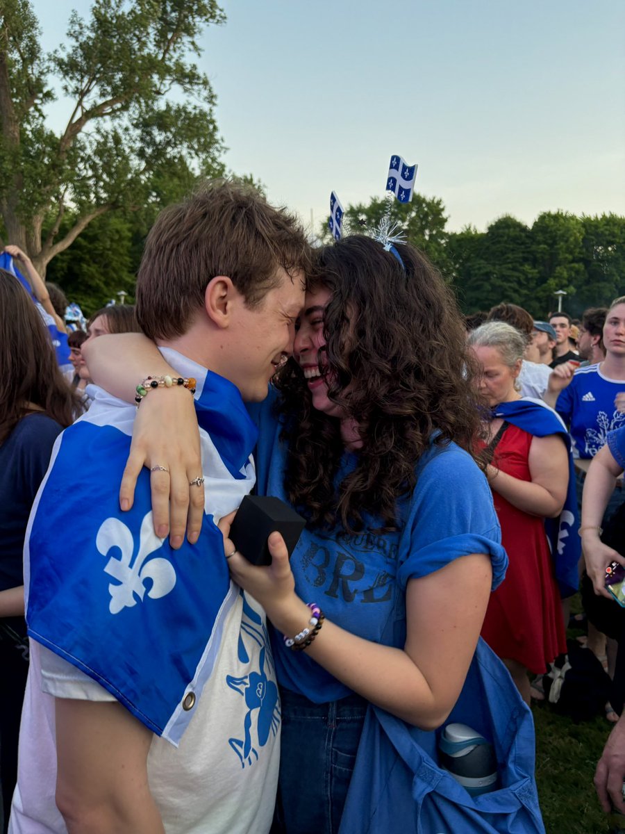 RoseLessard5's tweet image. Il a dit OUl.💍
Au OUI Québec, Oui au pays et Oui à l'amour.⚜️
Après s'être rencontrés à la marche des Patriotes, et s'être embrassés pour la première fois à la Saint-Jean, on vient de compléter le tour du chapeau indépendantiste. 💙