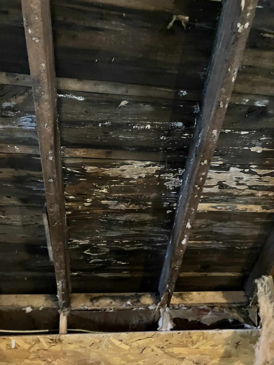 ClapperNy's tweet photo. DON'T FALL FOR THIS!  A different local roofing company was hired because they were cheaper and willing to cover this up. It is costing THOUSANDS in repairs. Covering damage is never ok. IF YOU THINK HRING A GOOD ROOFER IS EXPENSIVE, TRY HIRING A BAD ONE! https://t.co/UqU3Kh5YYC
