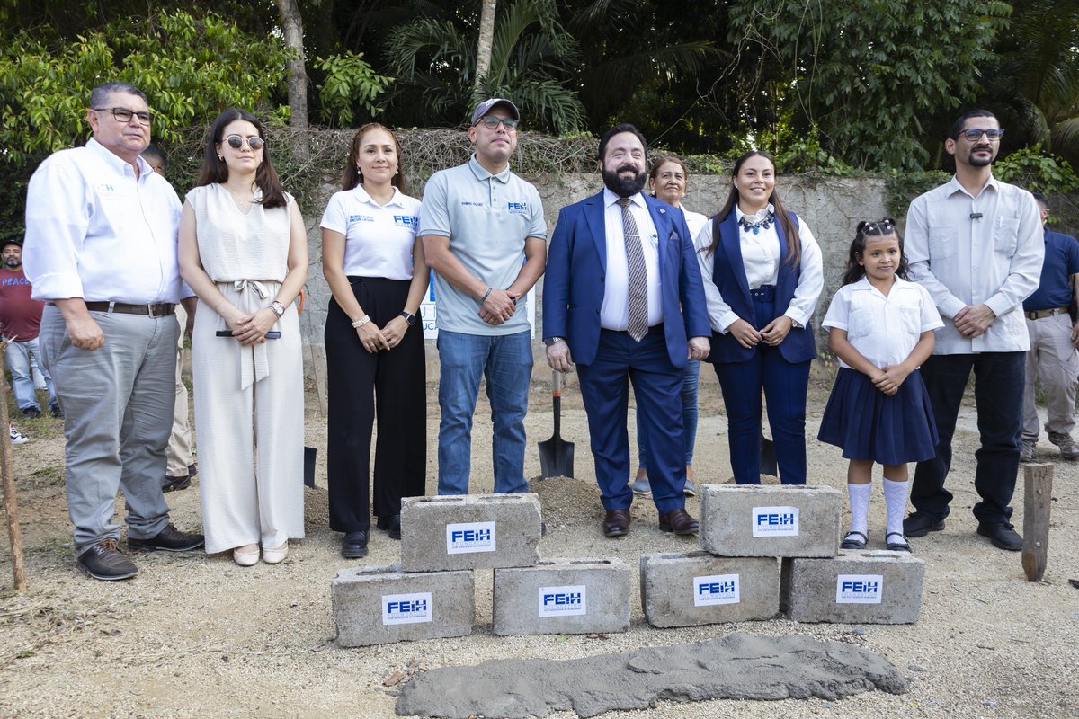RamiroOcasio's tweet image. Hace casi un mes pusimos la primera piedra de una nueva escuela en Las Minas, El Progreso, Yoro en Honduras! Por primera vez hacemos un proyecto junto al Gobierno Central, Congreso Nacional que dirige @Lredondo y @conviviendahn Ya son muchas las escuelas que hemos construidos con…