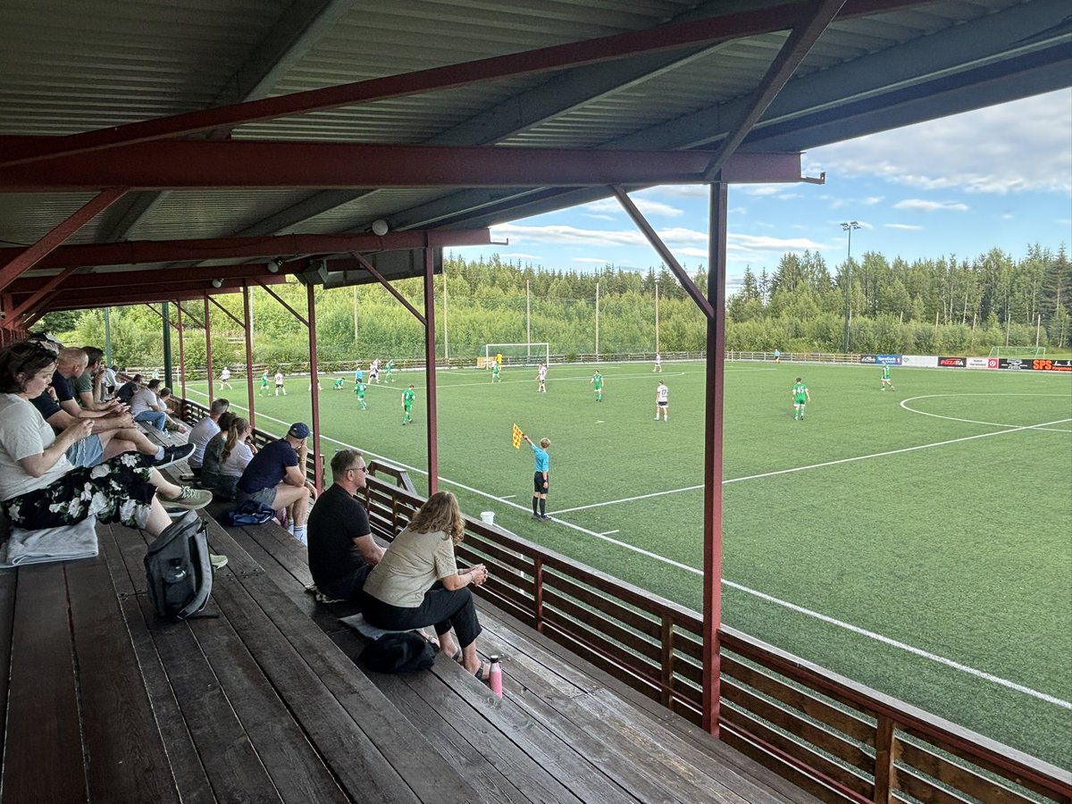 Dagens tur gikk til kampen mellom <a href="/FurnesF/">Furnes Fotball</a> og andrelaget til <a href="/Elverumfotball1/">Elverum Fotball</a> i 5. div. Kampen ble spilt på Gaalaasbanen, et herlig anlegg med en perle av en langsidetribune. Hyggelig å møte <a href="/VegardStenersen/">Vegard Stenersen</a> og @EB_1918 på kampen. Furnes - Elverum 2 4-3. #groundhopping