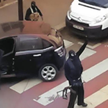 Türkiye’de şöyle iki yiğit yok mu bu kafirlere hadlerini bildirecek?!

#Lemandergisi