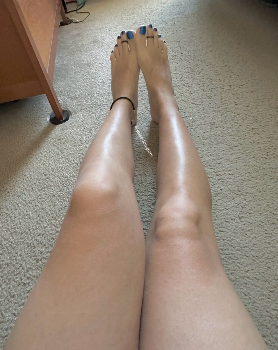 missylongtoes's tweet photo. Hi 👋🏼💙 #legs #toes https://t.co/4A06Lhnszp