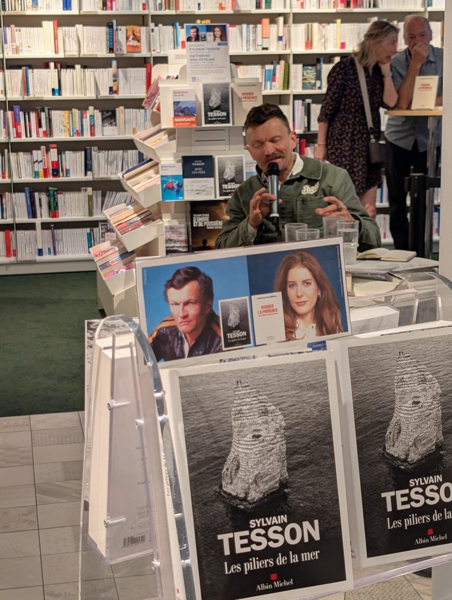 Très heureuse de retrouver Sylvain Tesson à Genève pour les dédicaces de "Les Piliers de la Mer".
Merci pour ses mots d’amitié et de solidarité avec l’Arménie et d’avoir donné à l’un de ses piliers (stacks) le nom de Komitas, musicien et musicologue 🇦🇲 qui incarne la mémoire