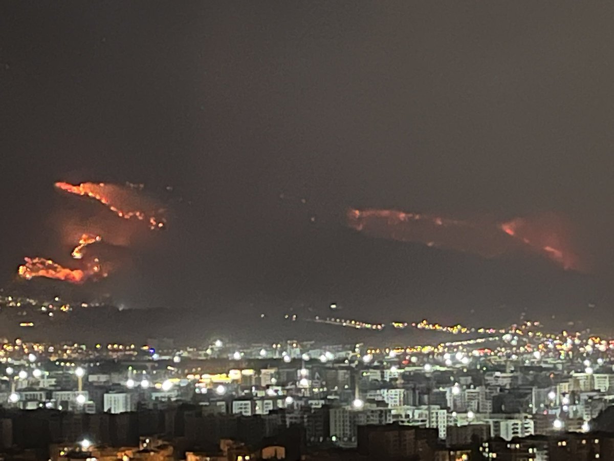 22:22 yangın Serinyola Mahallesine kadar ulaşmış durumda Acil yardım gerekiyor İnanılmaz bir hızla ilerliyor #AntakyaYanıyor