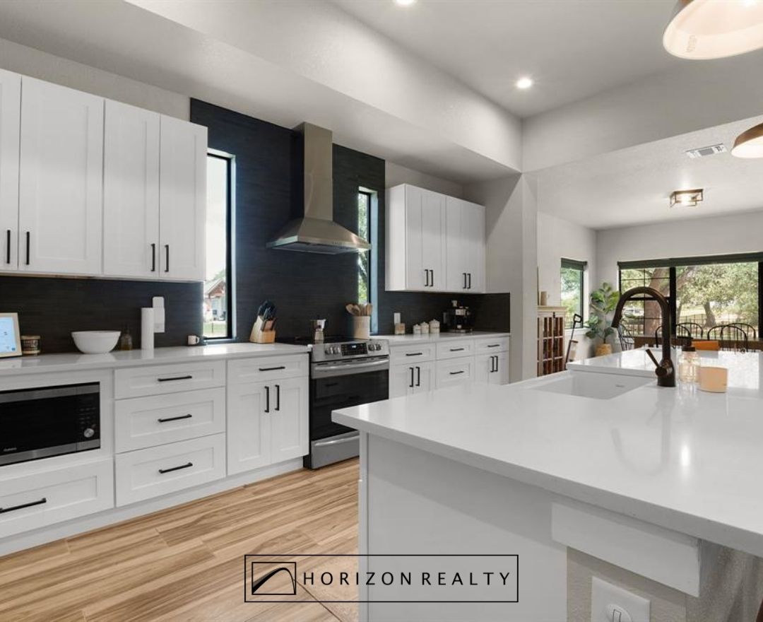 HorizonRealtyTX's tweet image. Horizon Agent, Mary Kay Ponce just listed this Hill Country charm in Rockin J Ranch! #justlisted #HorizonRealty #realestate #ListingAgent #RockinJRanch #forsale

See website: horizonrealtylistings.com/809-john-price