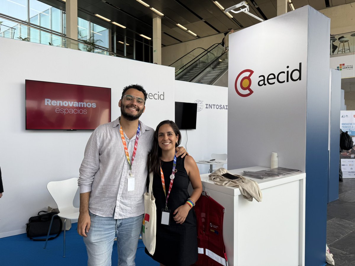 🙌 Acabamos el 1r día de #FFD4 pasando por el stand de <a href="/AECID_es/">AECID</a>, donde están haciendo prácticas nuestr@s estudiantes <a href="/asanchez0292/">Ana Cé 🇵🇪</a>
y Jorge Íñigo. 

🗺️ ¡Un contexto clave para impulsar el multilateralismo!