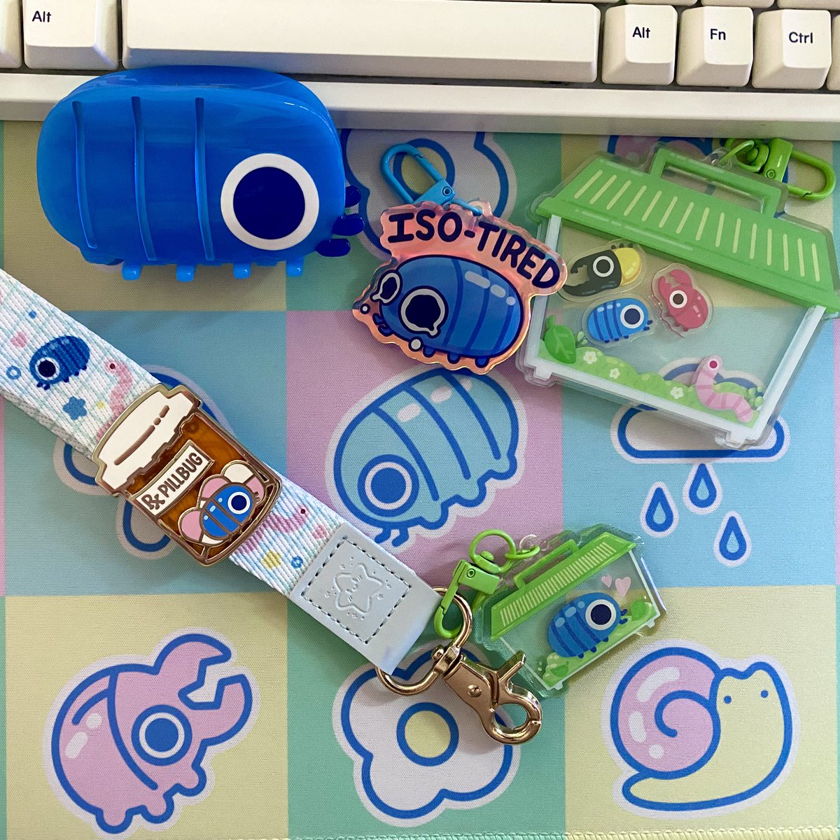 i think pookie knows i like isopods… 

(thank you for the early birthday gifts 💜 @ClementineSkiez )