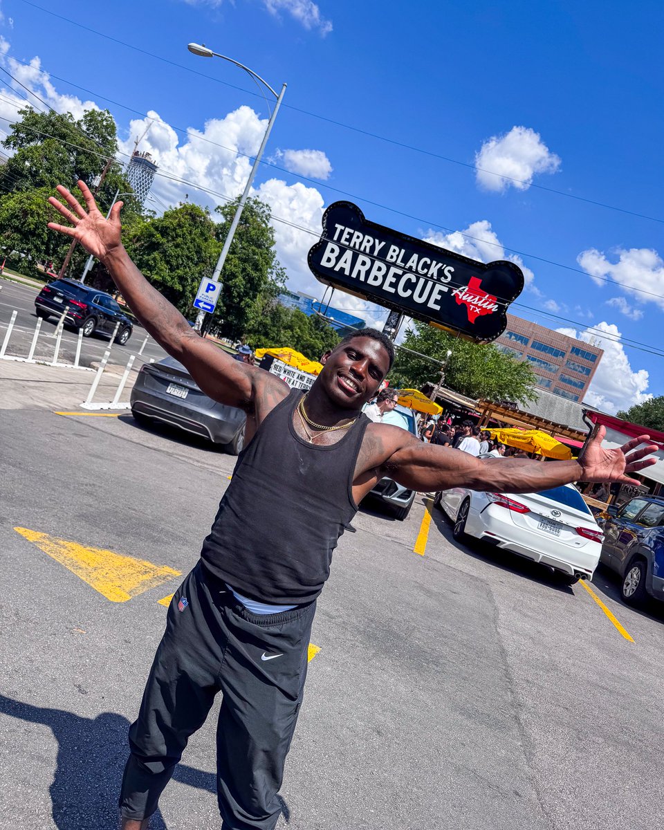 TerryBlacks_BBQ's tweet image. Texas pit stop for the fastest man in football 🐆🔥 @cheetah