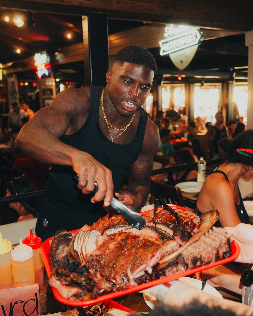 TerryBlacks_BBQ's tweet image. Texas pit stop for the fastest man in football 🐆🔥 @cheetah