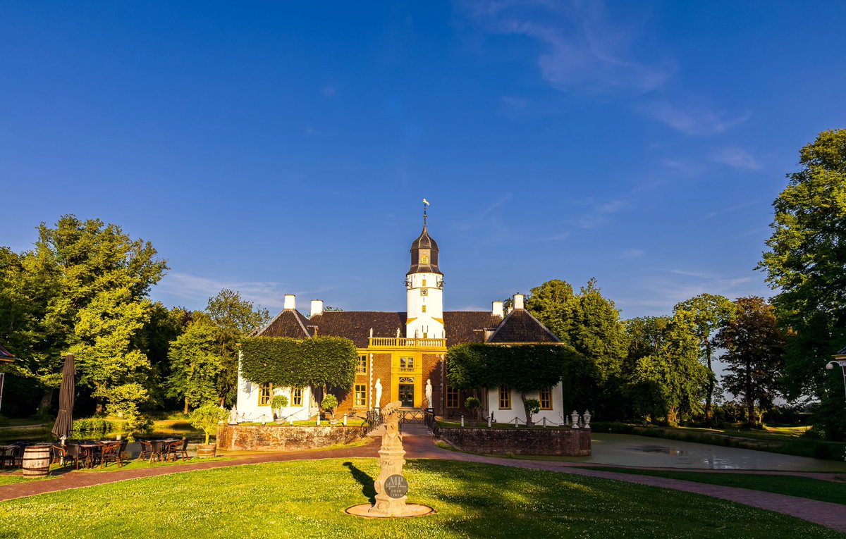 Voor de liefhebbers 

Landgoed Fraeylemaborg
Hoofdweg 30
9621 AL Slochteren
Achter het landgoed een prachtig bos om te wandelen.
