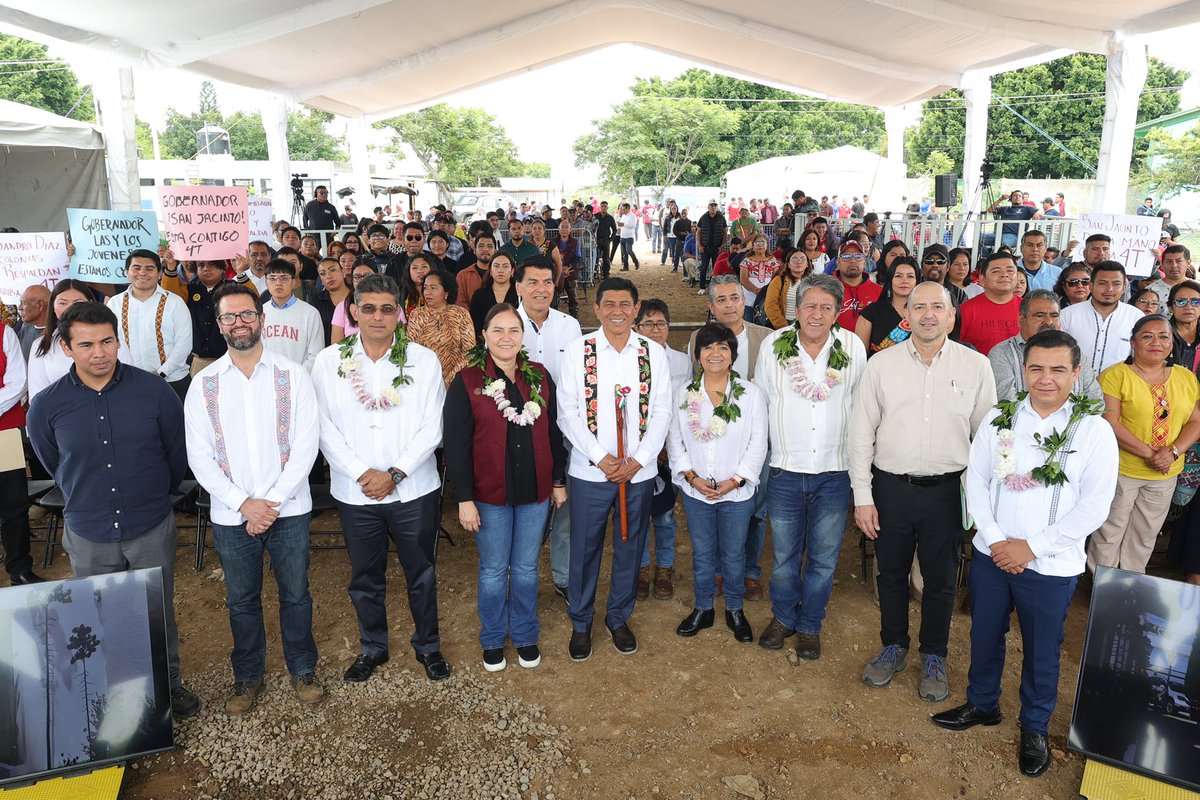 ARRANCAMOS EL PROGRAMA DE VIVIENDA PARA EL BIENESTAR EN OAXACA CON LA CONSTRUCCIÓN DE 50 HOGARES

En San Jacinto Amilpas, encabezamos el arranque de obra del Programa de #ViviendaParaElBienestar en nuestro estado con la colocación de la primera piedra del conjunto habitacional