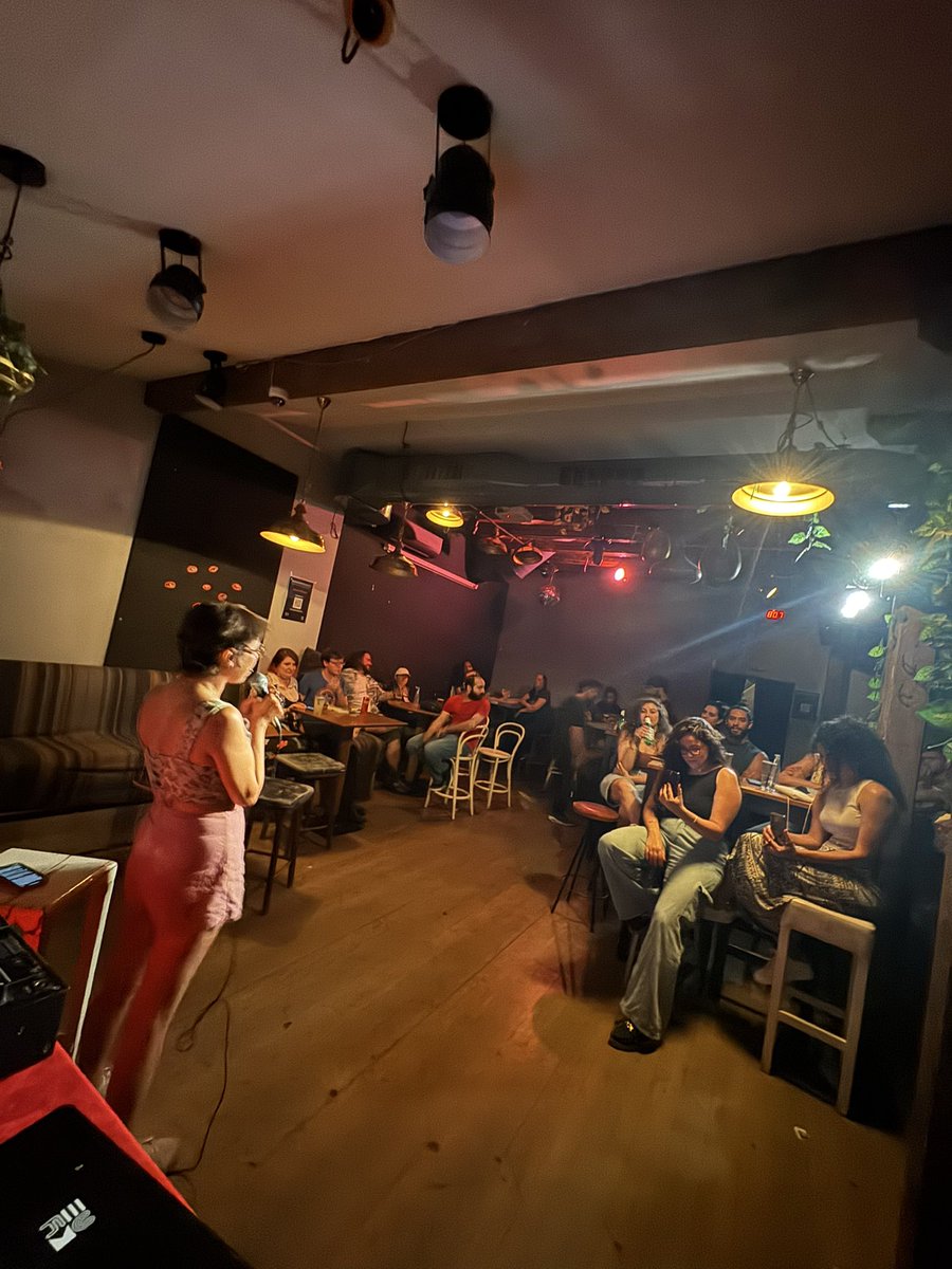 Open mic in English at KEVA is hottt tonight 🔥🎤