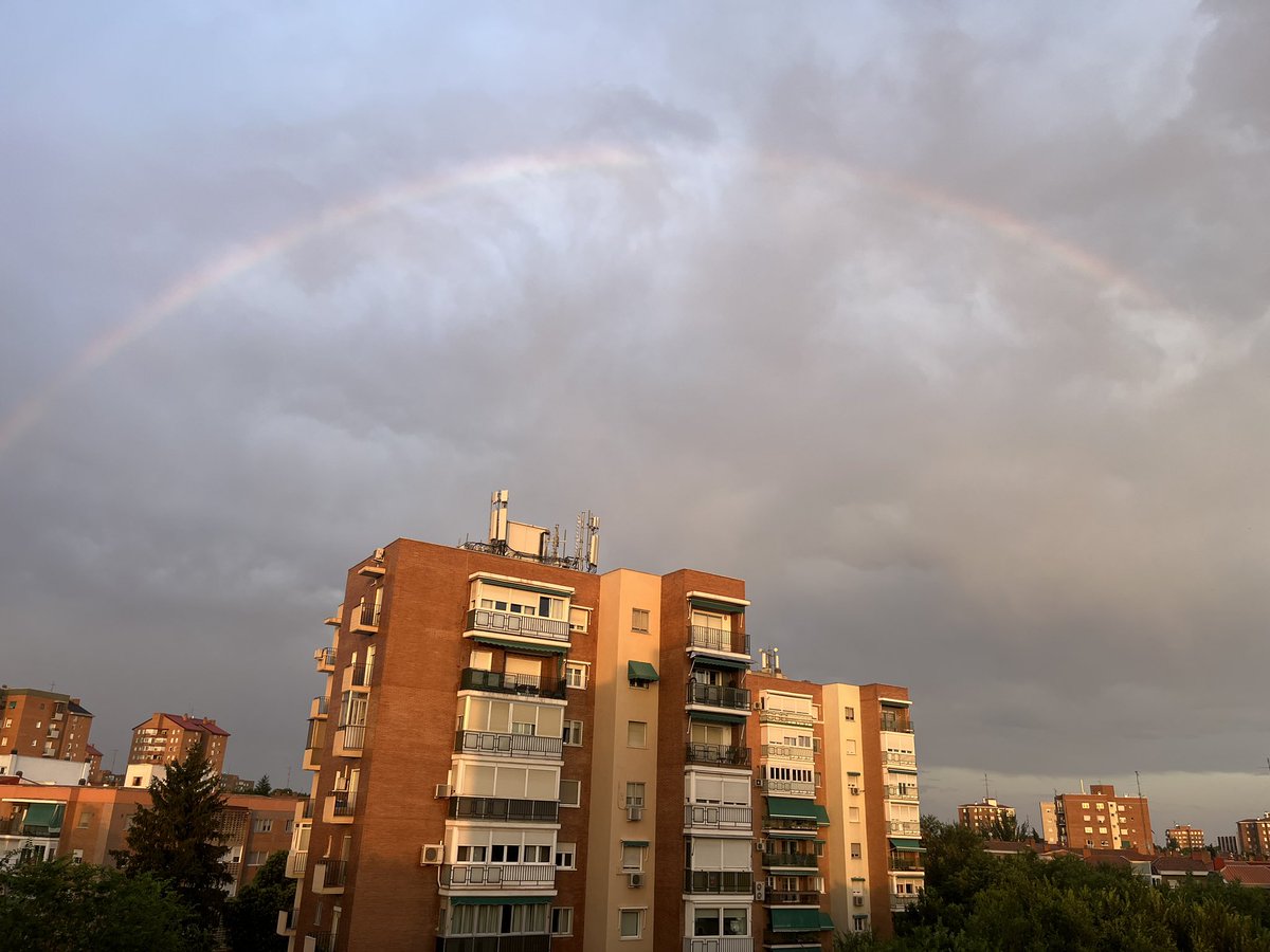 El cielo sobre Moratalaz, en este momento. Muy apropiado para un día como hoy, en el que se cumplen 20 años de la aprobación del matrimonio igualitario. Más del 70% de los españoles lo considera hoy un avance positivo al que se opusieron férreamente los mismos de siempre.