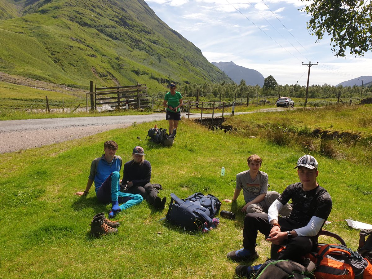 Logos DofE tweet media