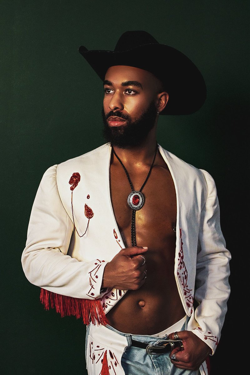 derrick_elder's tweet photo. BANG! 🇺🇸💣  Cowboy Carter Tour Houston ⭐️

shot by @THEAMARIONJAMES 
custom suit by @Thee_Vango 
styled by me https://t.co/Jg70A6yfiD