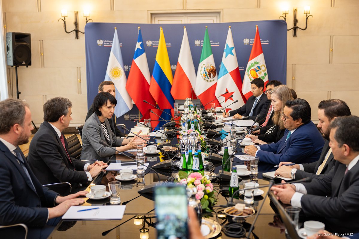Embajada de Polonia en México (@plenmexico) on Twitter photo La Subsecretaria de Estado Henryka Mościcka-Dendys se reunió el 26 de junio con Embajadores y Cónsules de América Latina para discutir temas de migración y prevención de la trata de personas.
<a href="/Sandomendi/">Juan Sandoval Mendiolea</a> <a href="/SRE_mx/">Relaciones Exteriores</a> La Subsecretaria de Estado Henryka Mościcka-Dendys se reunió el 26 de junio con Embajadores y Cónsules de América Latina para discutir temas de migración y prevención de la trata de personas.
<a href="/Sandomendi/">Juan Sandoval Mendiolea</a> <a href="/SRE_mx/">Relaciones Exteriores</a>