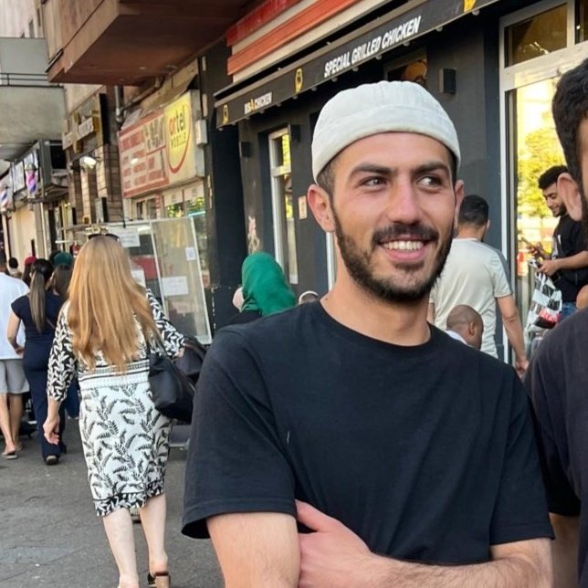 Après 4 mois de détention, le camarade palestinien Musaab Abu Atta est enfin libre. Son procès continue jeudi à Berlin ! Exigeons sa relaxe !

Plus d'infos :  secoursrouge.org/allemagne-le-m…