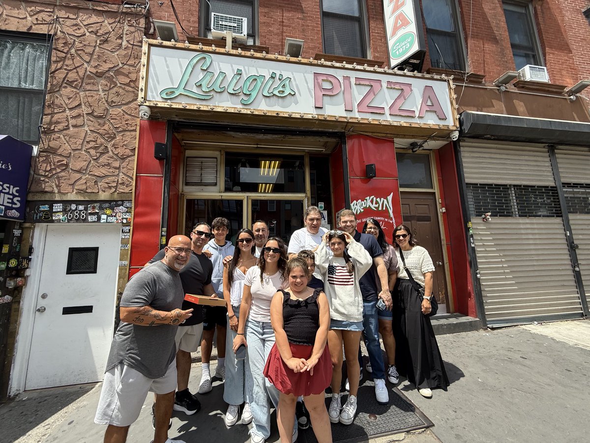 In Brooklyn with ⁦<a href="/Slymom261/">Alisha Sylvestri</a>⁩ and the cousins! 🍕Tour