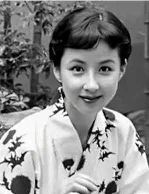 八千草薫 1931年生まれ
この人、元祖天然というか、不思議ちゃんアイドルというか、一気に時代を先取りして、日本の現代の美少女の規範をつくった気がします。

その後、1945年生まれの吉永小百合さんが更に決定的にしたような…… 