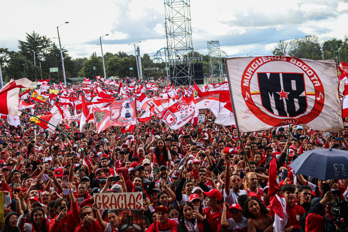 Recibimiento de la hinchada de Santa Fe a los vigentes campeones del fútbol colombiano