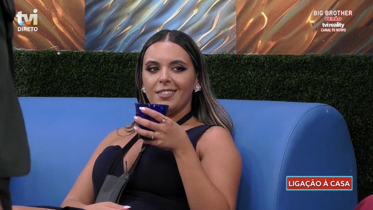 “Miranda não te estiques na letra que eu consigo ser baixa como tu se quiseres, então fica no teu canto.. Olha o copo na mão” AAAAA SLAYYY  #faneca #teamfaneca  #bbtvi