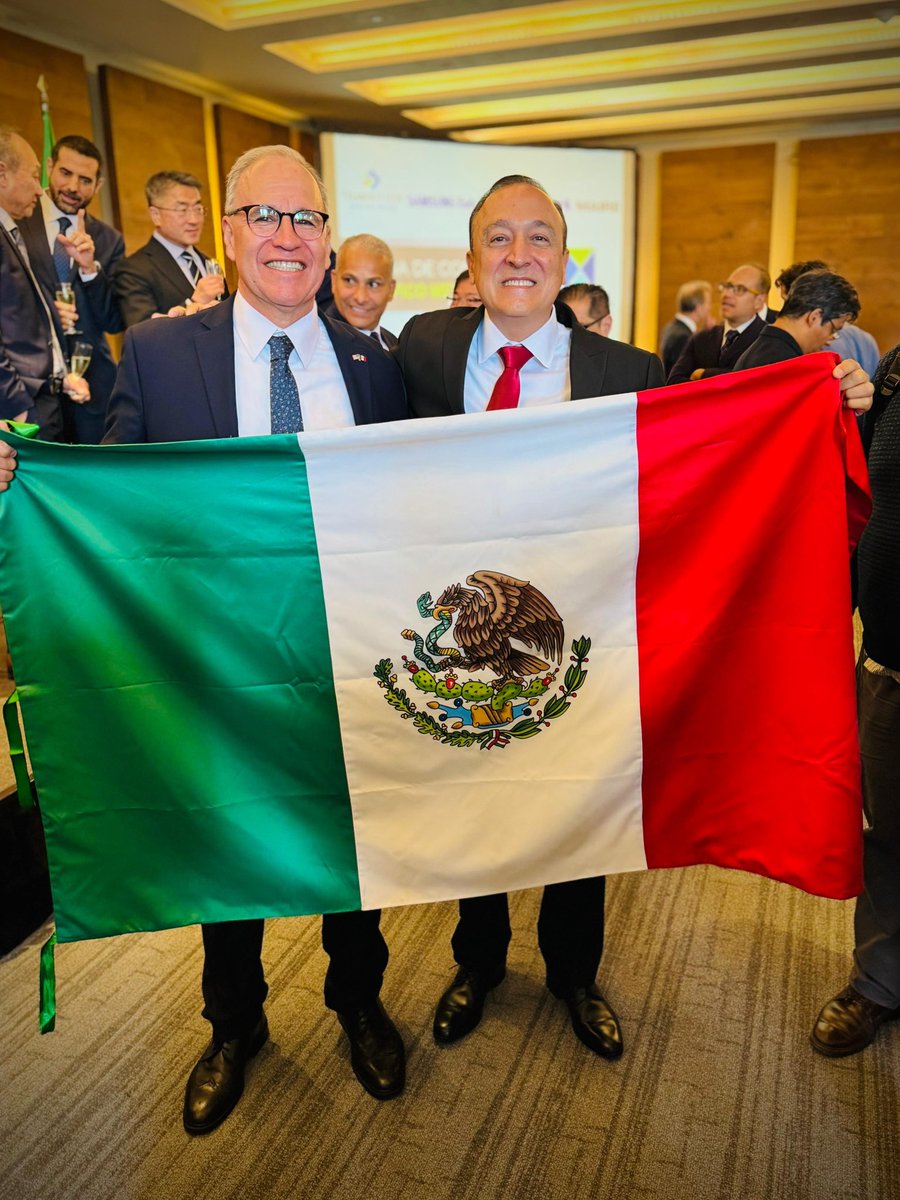 Día histórico para Ahome y México.

Se firmó el acuerdo del Proyecto Pacífico Mexinol: una planta de metanol verde y azul cero emisiones en Topolobampo. 

Gracias a <a href="/Claudiashein/">Claudia Sheinbaum Pardo</a> y <a href="/rochamoya_/">Rubén Rocha Moya</a>, Ahome avanza hacia un futuro sostenible. 🍃

💚 A-Home for everyone.