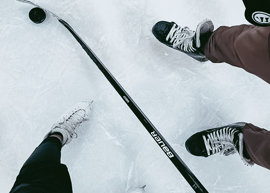 jungkoovr's tweet photo. #PondPhuwin au - Gelo e Fogo

Pond é o capitão do time de Hockey da sua universidade, muito desejado, muito visto, e sempre sendo holofote por onde passa. Desde que sua irmã mais velha Namtan o apresentou o gelo ele nunca mais quis sair de lá.

E foi lá que ele conheceu Phuwin+ https://t.co/bd3qEgn9j5