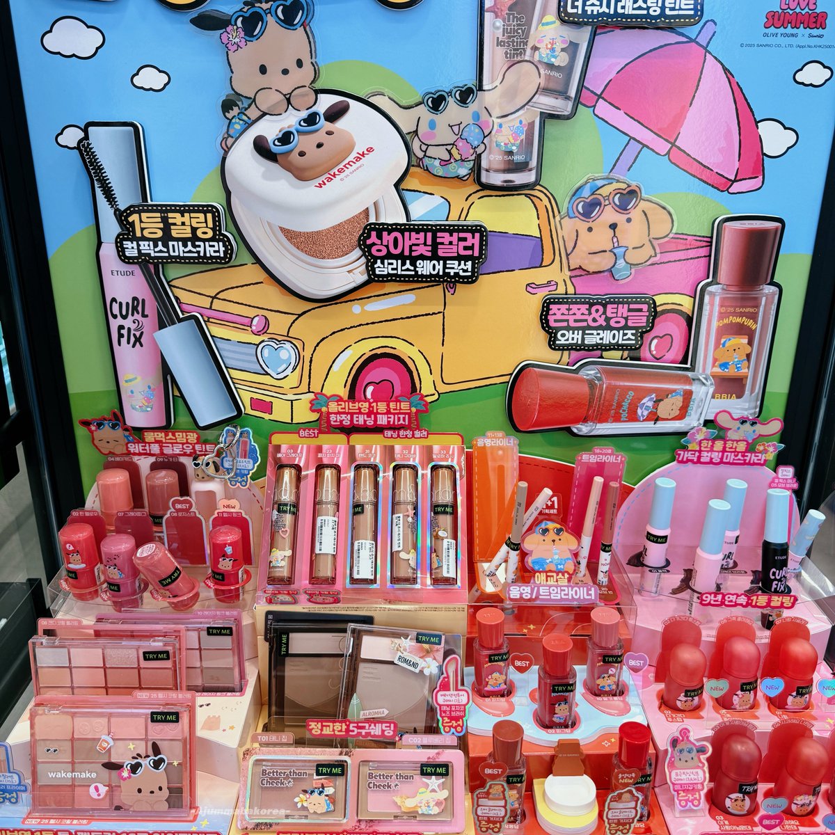 ajummabakorea's tweet photo. โอลีฟยังเกาหลีเล่นใหญ่มากกกก 
เริ่มแล้ววันนี้!  Olive Young x Sanrio จะเป็นลม😭 น่ารักไปหมด

🎀  แล้วเค้าไม่ได้ทำ���ค่แบรนด์สองแบรนด์นะ 
ซานริโอแทบจะยึดร้านเลย รวมๆแล้วกว่า 200 ชิ้น
ที่เป็นคาแรกเตอร์ sanrio ทั้ง คิตตี้ คุโรมิ มายเมโลดี้ ชินนามอนโรล โปเชโกะ 
น้องมาในคอนเซปต์ซัมเมอร์ผิวแทนด้วย 
แล้วแบรนด์ดังๆ ใช้ดีทั้งนั้นเลย

𝗢𝗹𝗶𝘃𝗲 𝗬𝗼𝘂𝗻𝗴 𝘅 𝗦𝗮𝗻𝗿𝗶𝗼 
ตลอดเดือนกรกฎาคม หรือจนกว่าของจะหมด
ที่หน้าร้านโอลีฟยังเกาหลี และออนไลน์ค่า