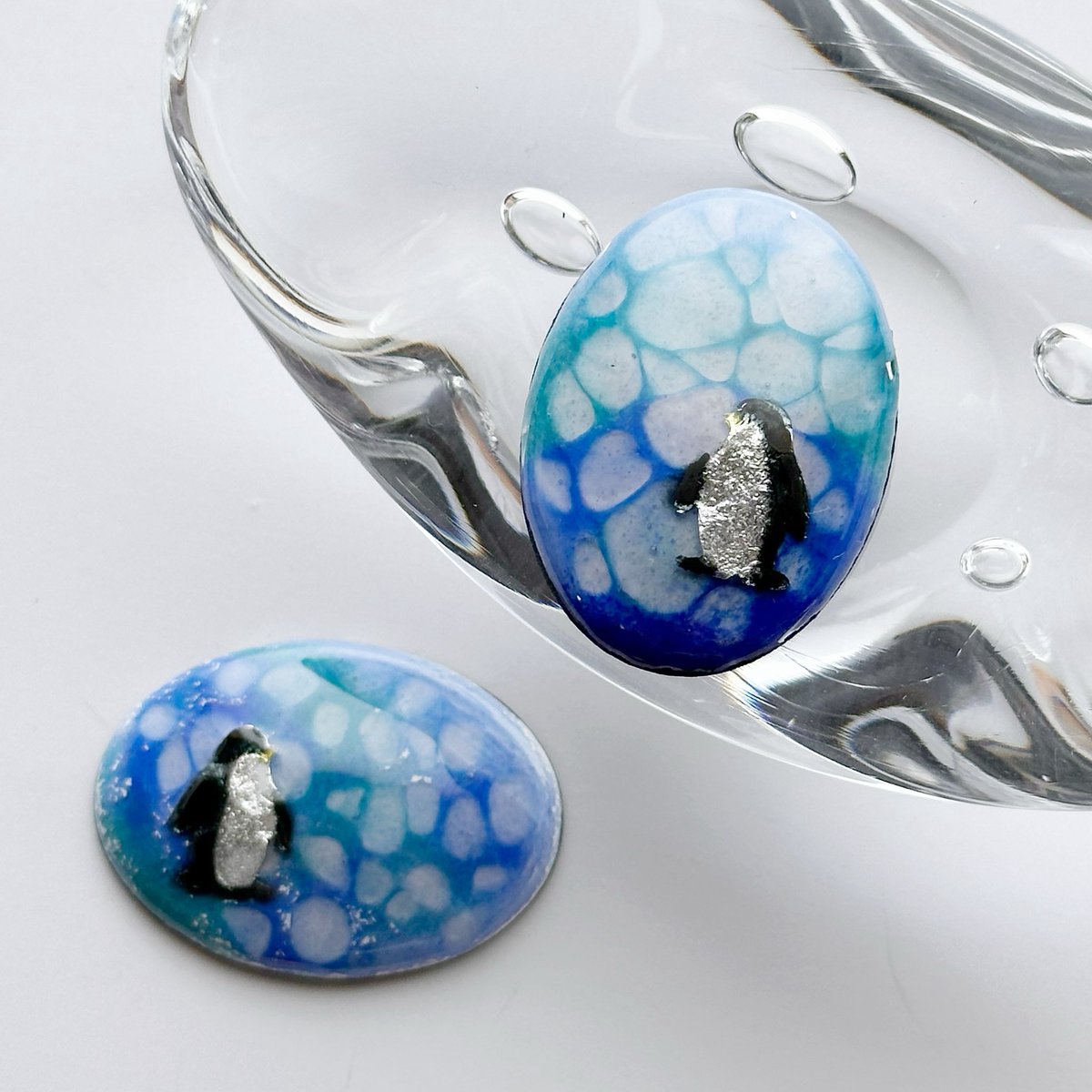 ペンギンの七宝焼 アート作品 七宝焼アートヴィレッジ 体験教室特別企画7月 ペンギンの七宝ブローチ