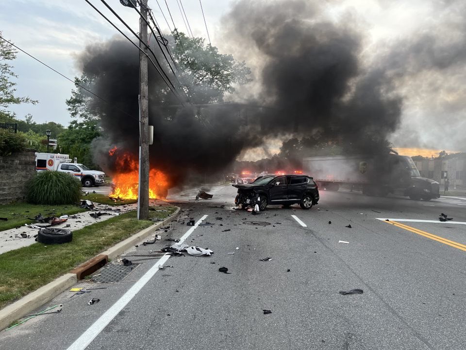 LIFireBuff's tweet photo. Plainview
MVA W/fire
Old Country Rd and Newtown
EVERYONE IS OUT OF THE TESLA
📸:NotMine #LONGISLAND #MVA #NY #PLAINVIEWNY https://t.co/0zzZa70x0u