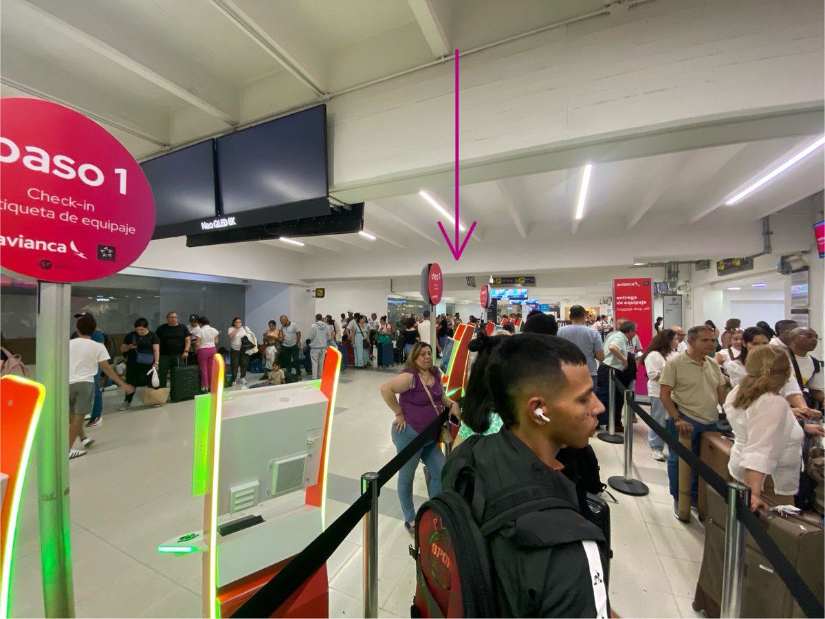 jgborda's tweet photo. @avianca Hoy tuvimos la peor experiencia, #elcieloesdetodos menos avianca, vuelo atrasado, en fila + de 1 hora 15 min para entregar equipaje, máquina checkin y etiqueta no entregó esta última, adicionalmente fila de 100 pasajeros y solo 2 personas de 8 módulos en para atender. https://t.co/8ZevnWs8Z7