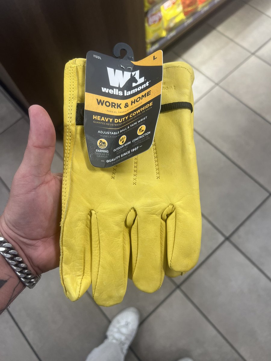 bit3theapple's tweet image. Should I buy them? I kinda need a pair 

Yellow gloves 

#yellowgloves
