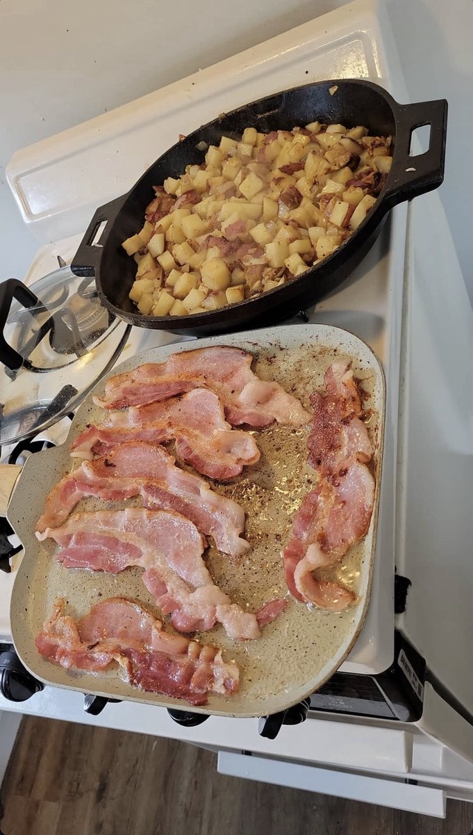 ashjune353's tweet photo. Homemade homefries bacon sasauge eggs https://t.co/ID6DzjdqCc