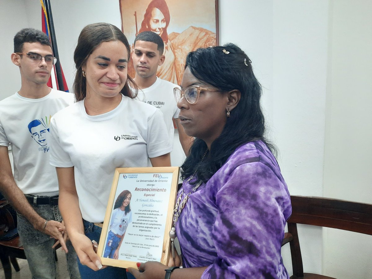 FreiderSantana's tweet photo. @feu_orientec liberó  a @Yamailita como Presidenta de la FEU de la @UOCuba por culminación de estudios. Le dije que nunca dejará de serlo. De la FEU nunca se sale. De la UO tampoco @IsraelCalderin @DianaSedalYanes @BeatrizJUrrutia @ManuelFalconH @CubaMES @WalterBG_MES https://t.co/iEVlfWMzmp