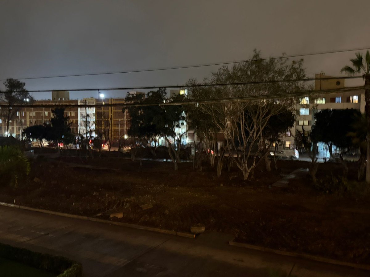 otramirpolitica's tweet photo. Han quitado los postes de alumbrado público y en octubre Surco había instalado alumbrado LED. Ahora han generado un espacio de inseguridad para los vecinos, responsabilidad de Lima y Surco. #PorEstosNo https://t.co/4icNgP78Bz
