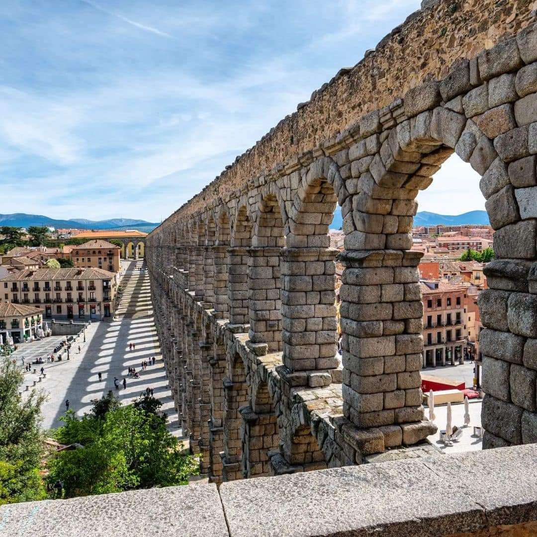 زرت #مدريد فوجدتُ فيها ما يروي التاريخ قبل أن يُبهِر الحاضر..
هل تعلم أن المسلمين بنوها عام ٢٤٥هـ وسمّوها "مجريط"؟ كانت مدينة المجاري التي تنقل المياه إلى البيوت، ومنها خرج العالِم "المجريطي" الذي تحمل إحدى ساحاتها اليوم اسمه.
#الاندلس
